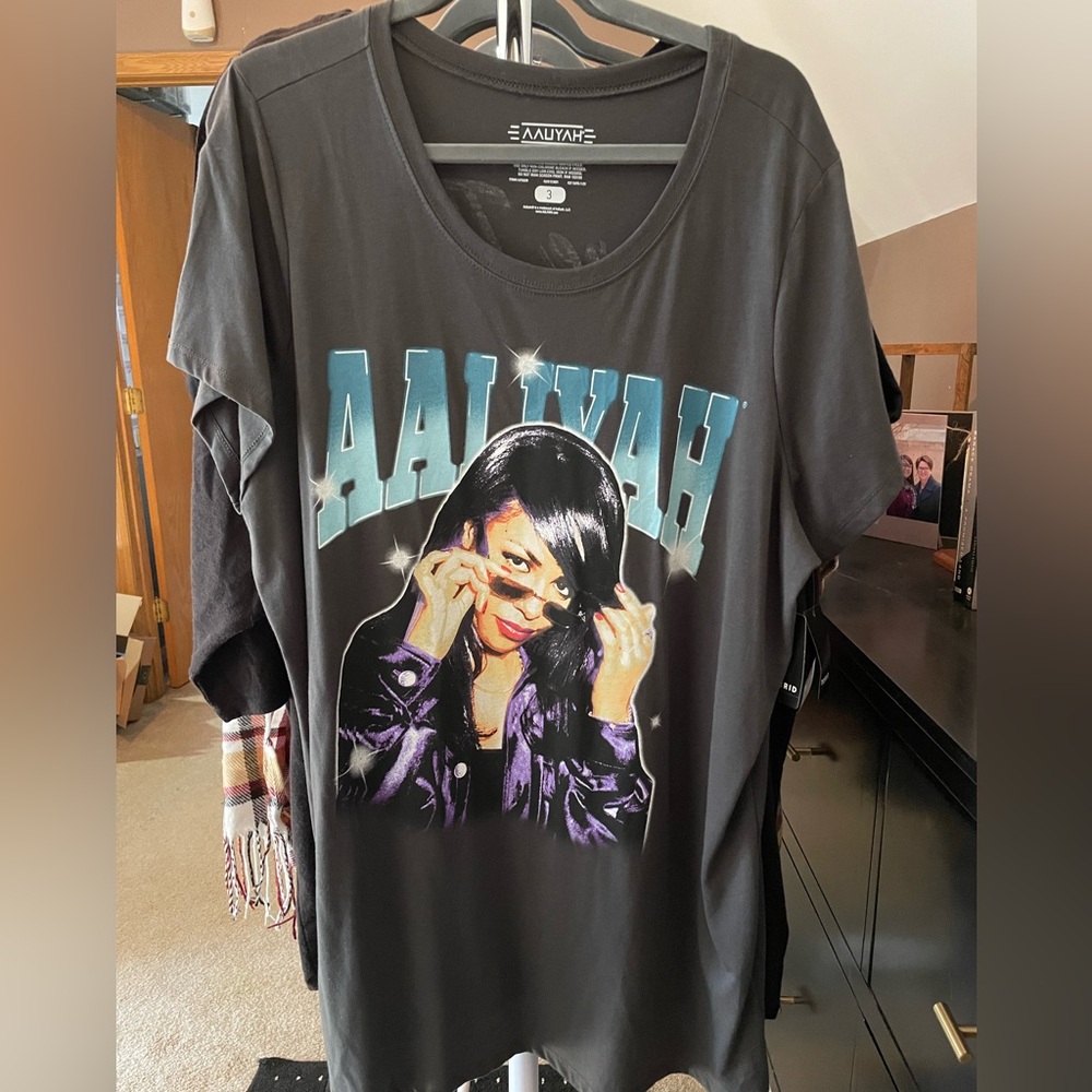 NWT - AALIYAH GRAPHIC SHIRT - SIZE 3